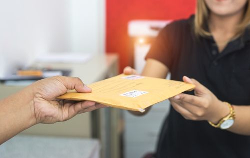 Slika prikazuje kako osoba prima pismo.