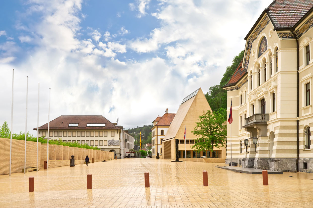 Slikom je prikazan grad Vaduz u Lihtenštajnu.