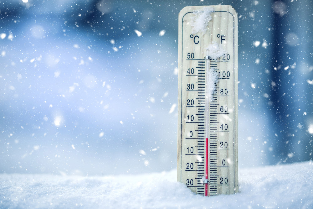 Slikom je prikazan termometar u snijegu koji pokazuje nisku temperaturu.