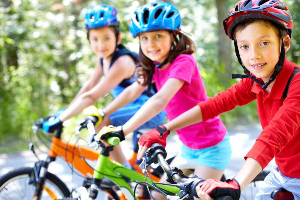 Fotografija prikazuje troje djece na biciklima.
