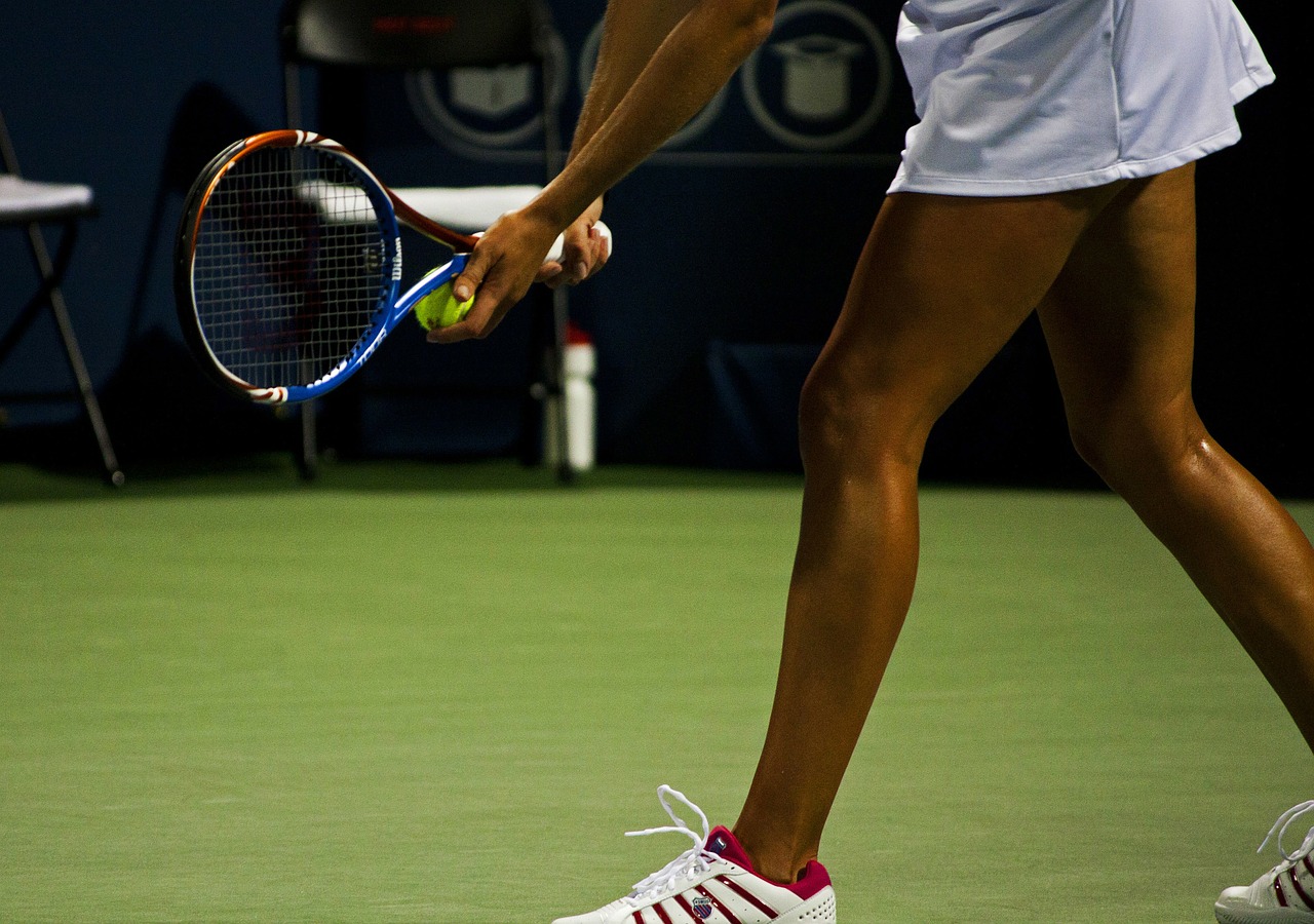 Slikom je prikazano igranje tenisa.