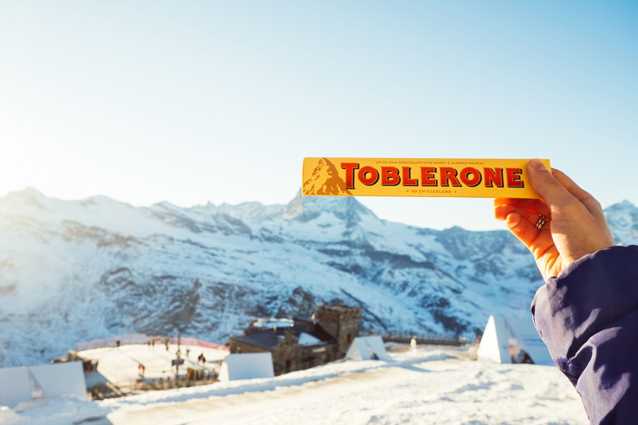 Na slici je prikazano pakiranje švicarske čokolade Toblerone.