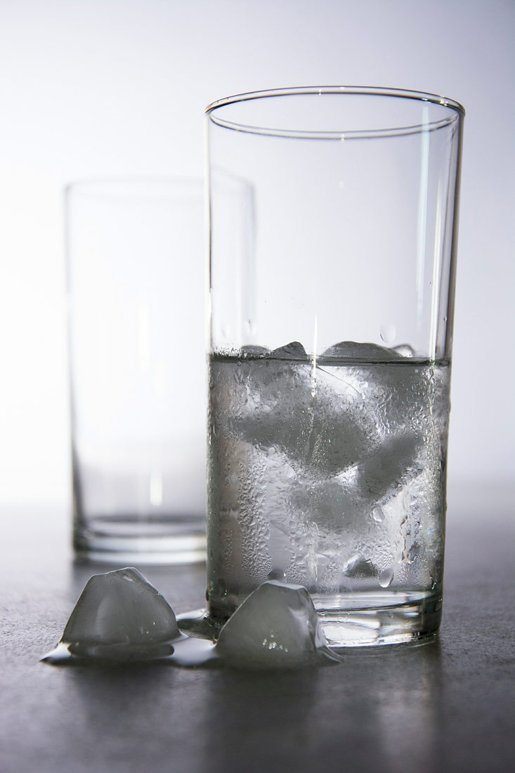 Na slici su prikazane dvije čaše i dvije kocke leda ispred čaša . Prednja čaša je ispunjena do pola vodom i kockama leda koji se otapa na površini .Temperatura vode u čaši ostat će ista sve dok se led do kraja ne otopi.