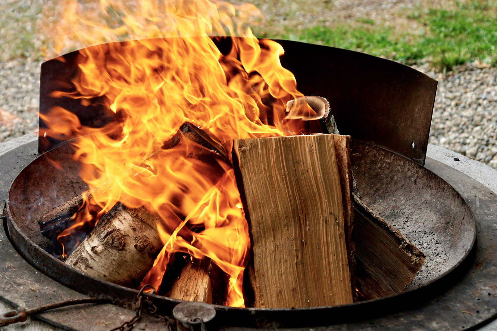 Na slici su prikazane cjepanice koje gore u metalnom krugu koji djeluje kao dio roštilja.Pri gorenju oslobađa se toplina i svjetlost.