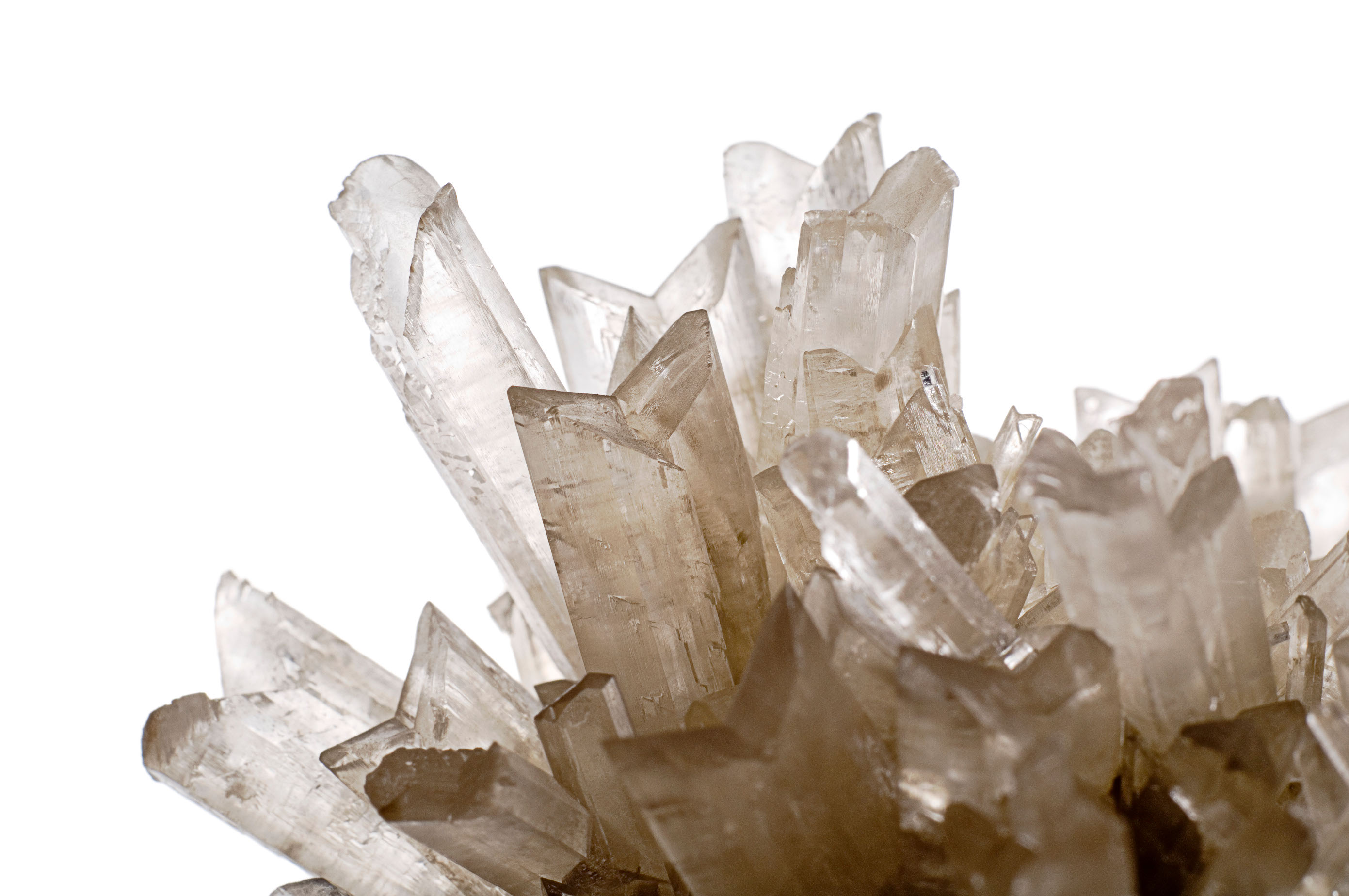 Kristali gipsa izgledaju poput prozirnih izduženih pločica nepravilno odrezanih vrhova.
