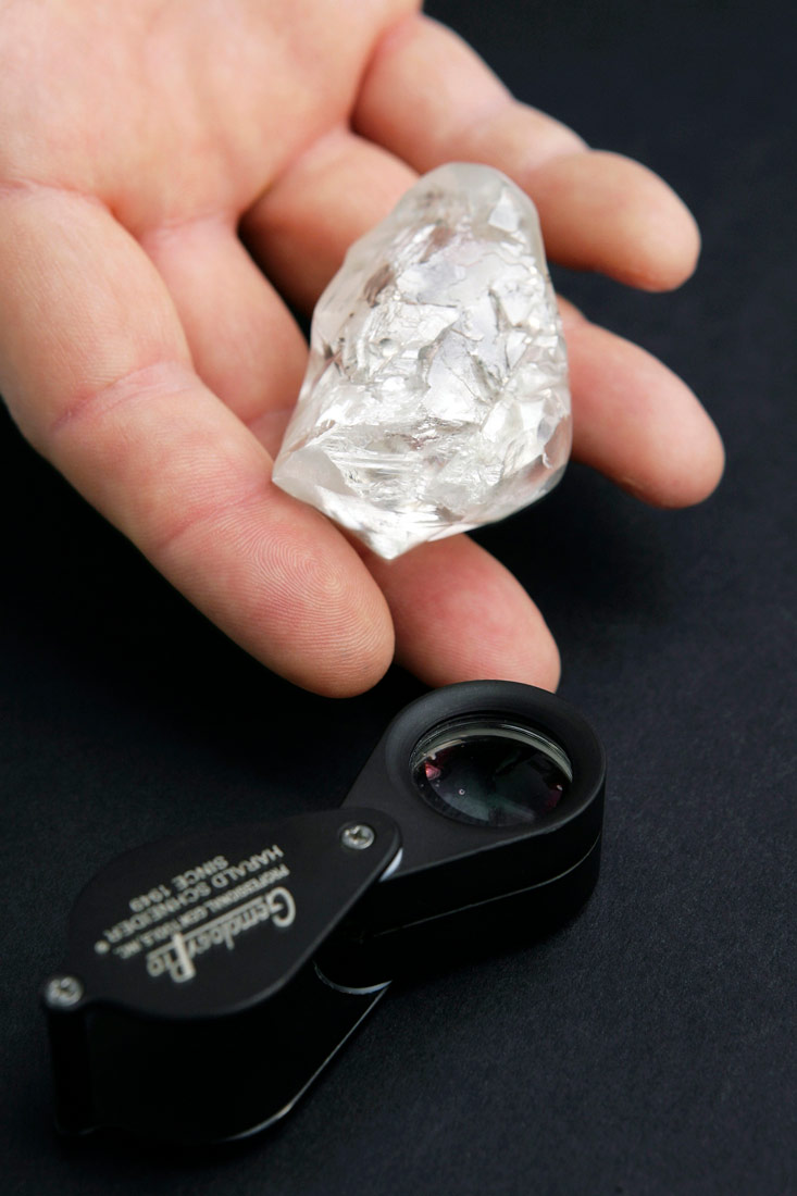 Fotografija prikazuje dijamant – proziran kristal nepravilna oblika.