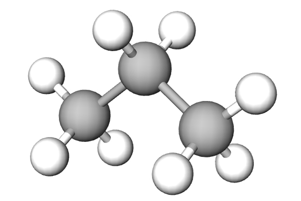 Fotografija prikazuje model propana načinjen od kuglica i štapića. Tri kuglice koje predstavljaju atome ugljika međusobno su povezani štapićem. Lijevi i desni atomi ugljika povezani su s po jednom kuglicom koja predstavlja atom vodika. Srednji atom ugljika povezan je s dva atoma vodika.