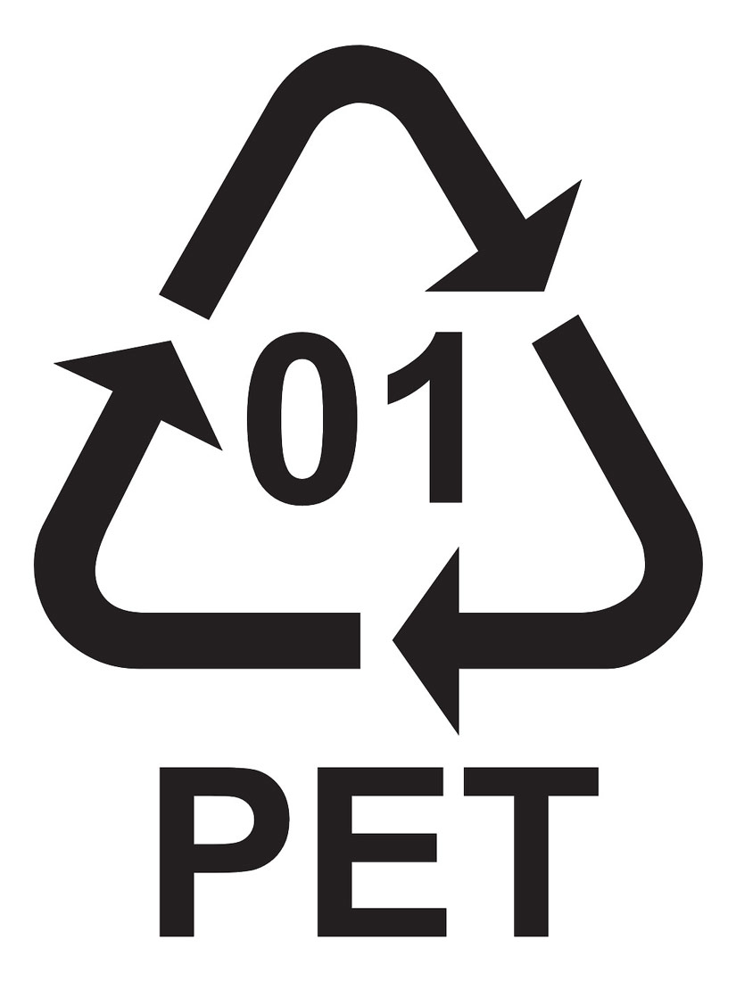 Fotografija prikazuje simbol za recikliranje plastike. Na gornjem dijelu su tri strelice postavljene u obliku trokuta što označava da se taj plastični predmet može reciklirati.. U trokutu je broj 1. U takvoj ambalaži najčešće kupujemo vodu i sokove. Ispod trokuta je natpis PET koji označava vrstu plastike. Plastične proizvode s ovakvom oznakom preporučljivo je koristiti samo jednom.