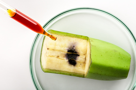 Fotografiaj prikazuje oguljenu nezrelu bananu zelene kore, na koju iz kapaljke kapa žutosmeđa otopina joda. U dodiru s nezrelom bananom koja obiluje škrobom, otopina joda postaje tamnoplava.