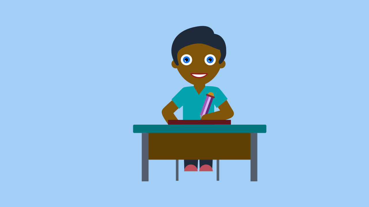 Tamnoputi učenik nasmiješen sjedi za školskom klupom, drži olovku u nekoliko nijansi ljubičaste boje u lijevoj ruci i nešto crta.