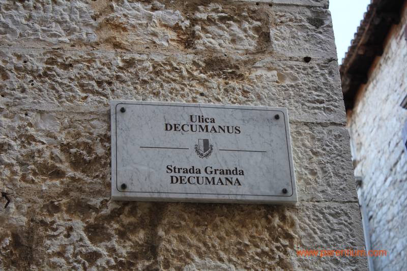 Ova slika prikazuje ploča s natpisom „Ulica Decumanus“.