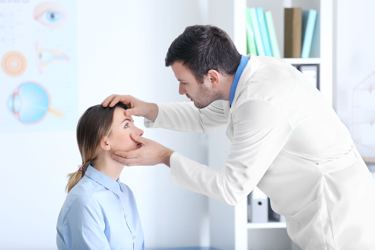 Na ovoj je slici prikazano kako liječnik ženi pregledava oči.