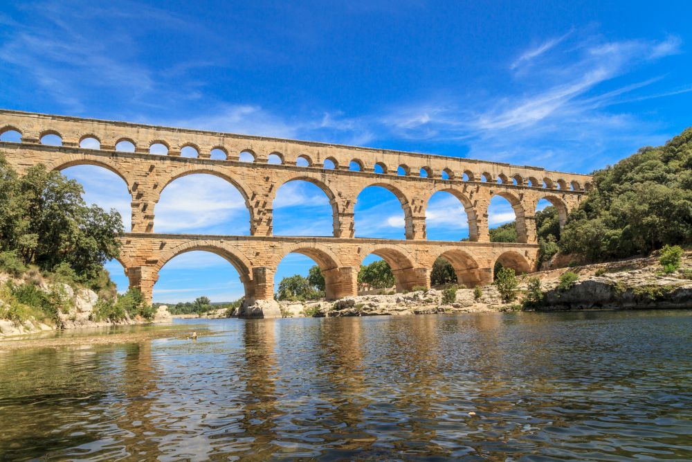 Ova slika prikazuje stari rimski akvadukt.