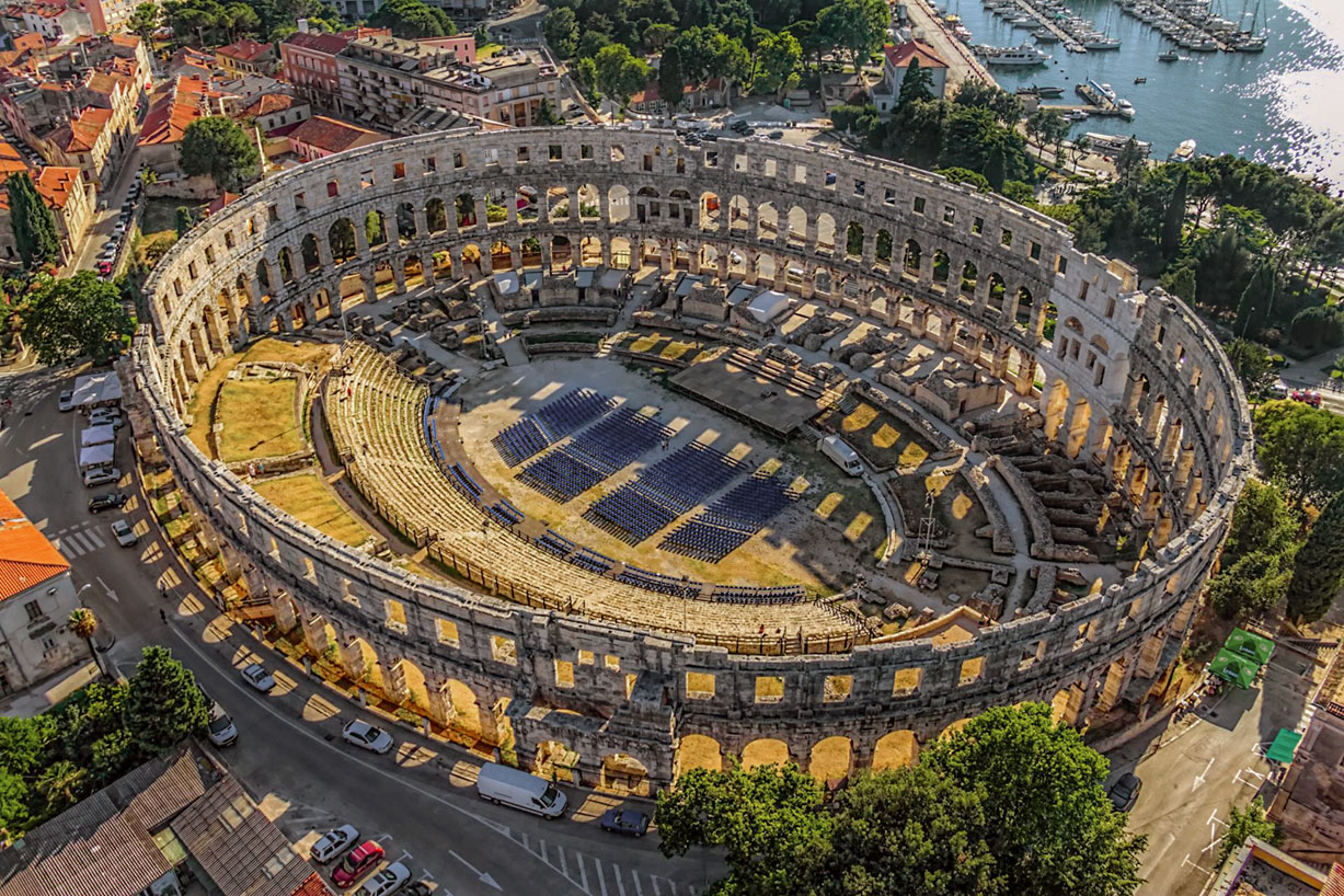 Ova slika prikazuje pulski amfiteatar gledan iz zraka.