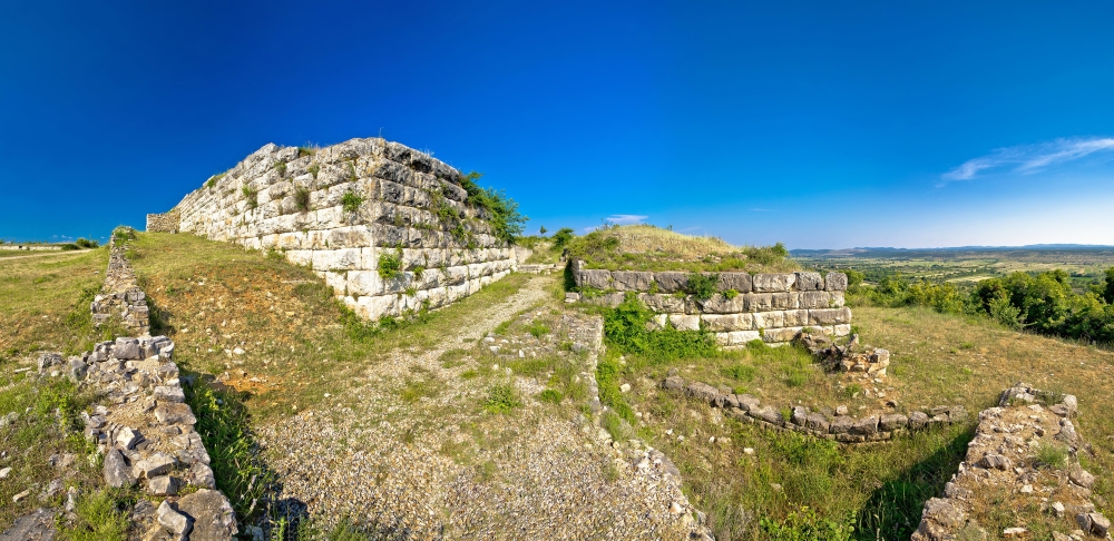 Ova slika prikazuje ostatke antičkog lokaliteta Asseria blizu Benkovca