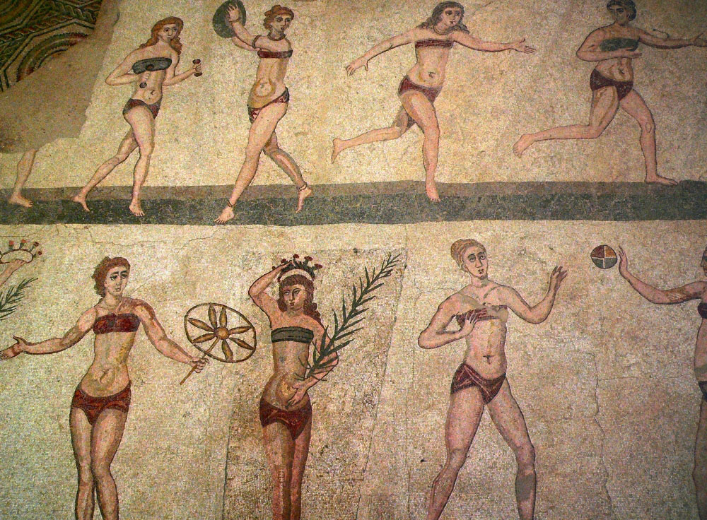 Na ovoj su slici prikazane mlade Rimljanke koje se bave sportom na plaži u dvodijelnim kupaćim kostimima.