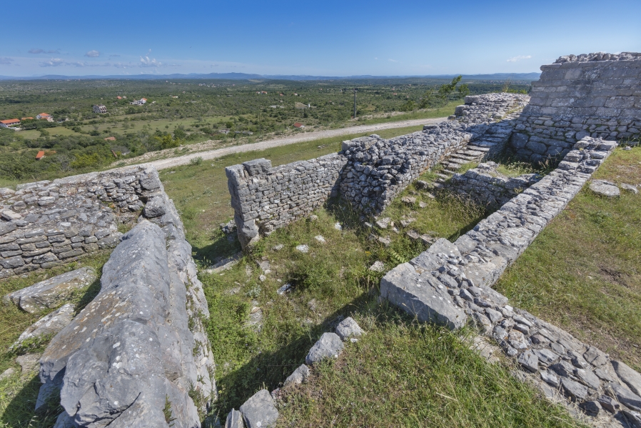 Ova slika prikazuje ostatke antičke utvrde Varvaria blizu Bribira