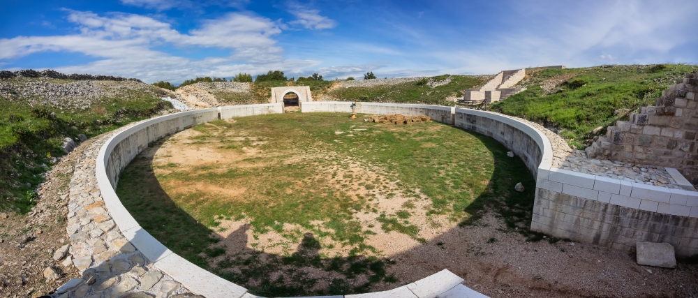 Ova slika prikazuje ostatke amfiteatra na lokalitetu Burnum
