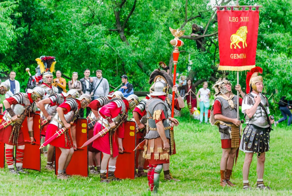 Ova slika prikazuje rimske legionare sa zastavom svoje legije.