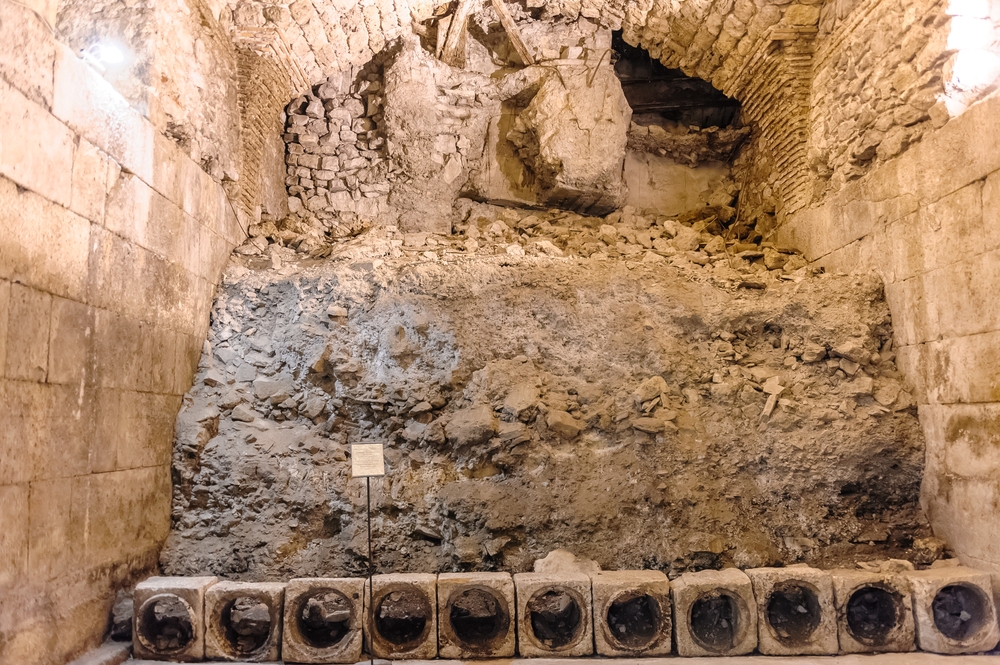 Ova slika prikazuje stari kanalizacijski sustav ispod Dioklecijanove palače.