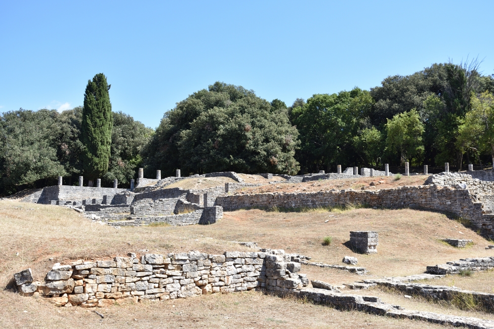 Ova slika prikazuje pogled u unutrašnjost rimske vile na Brijunima