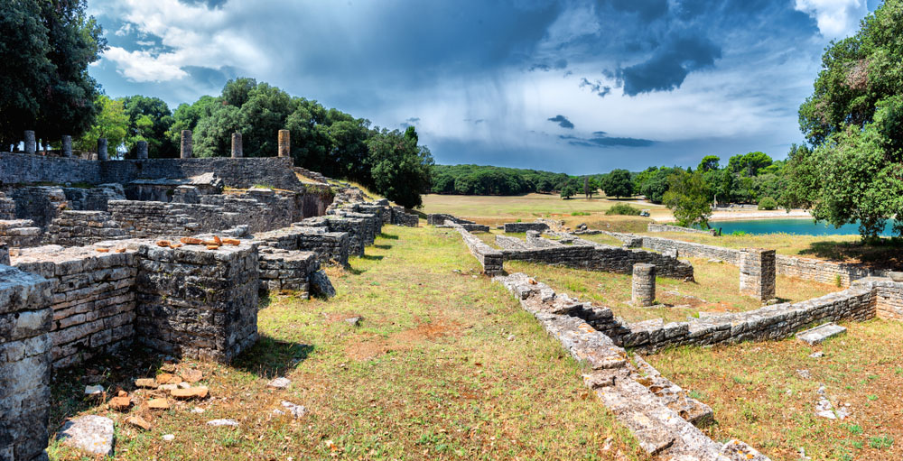 Ova slika prikazuje ostatke rimske vile na Brijunima.