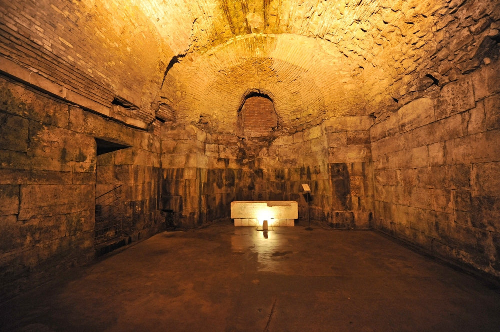 Ova slika prikazuje podrum Dioklecijanove palače.