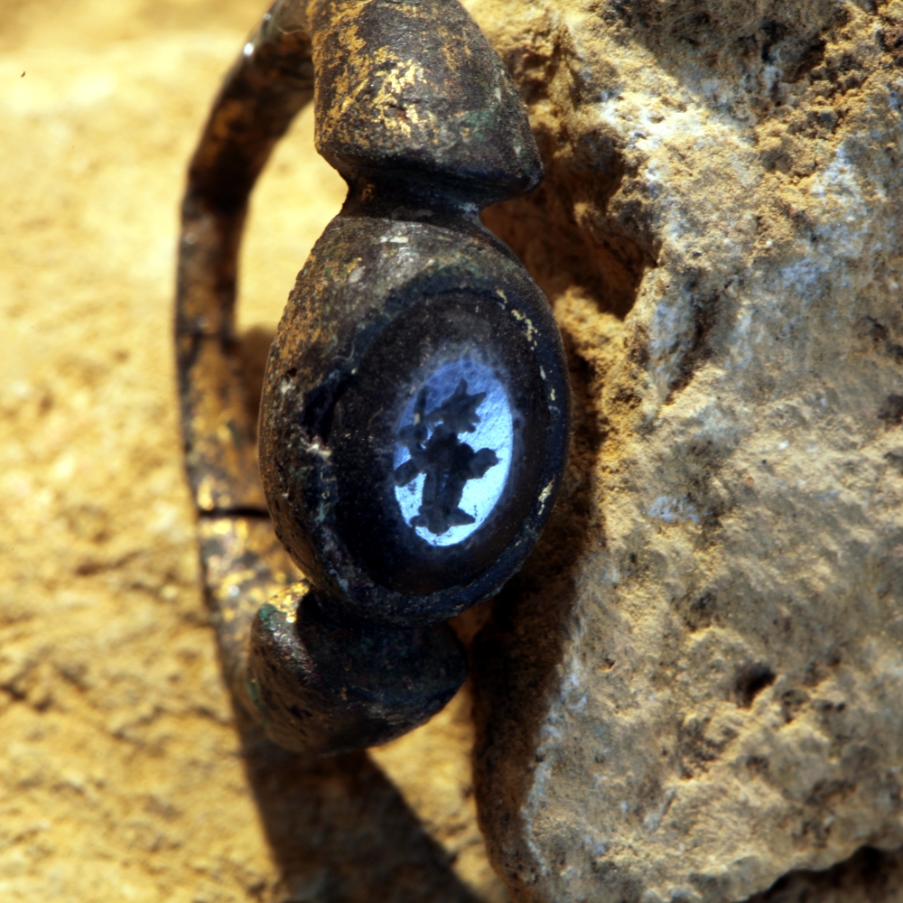 Na ovoj je fotografiji rimski prsten s plavim kamenom.
