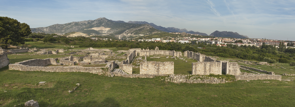Ova slika prikazuje panoramski pogled na rimske ruševine u Saloni.