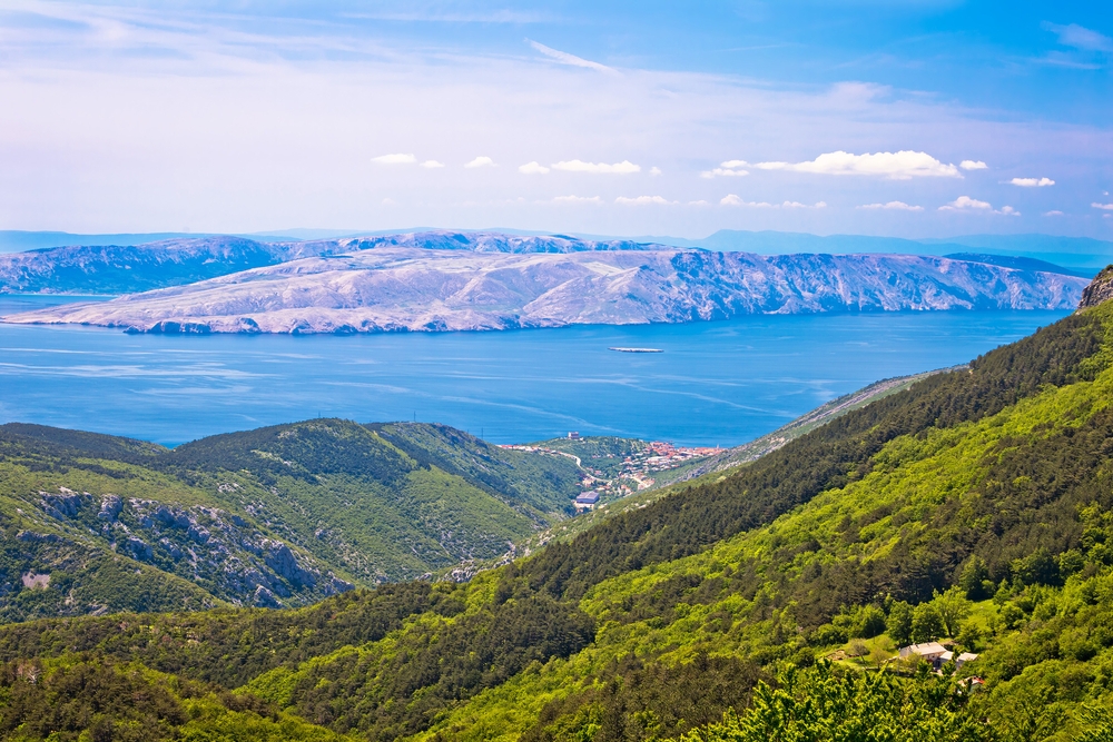 Ova slika prikazuje pogled s Velebita na Senj i otok Krk.