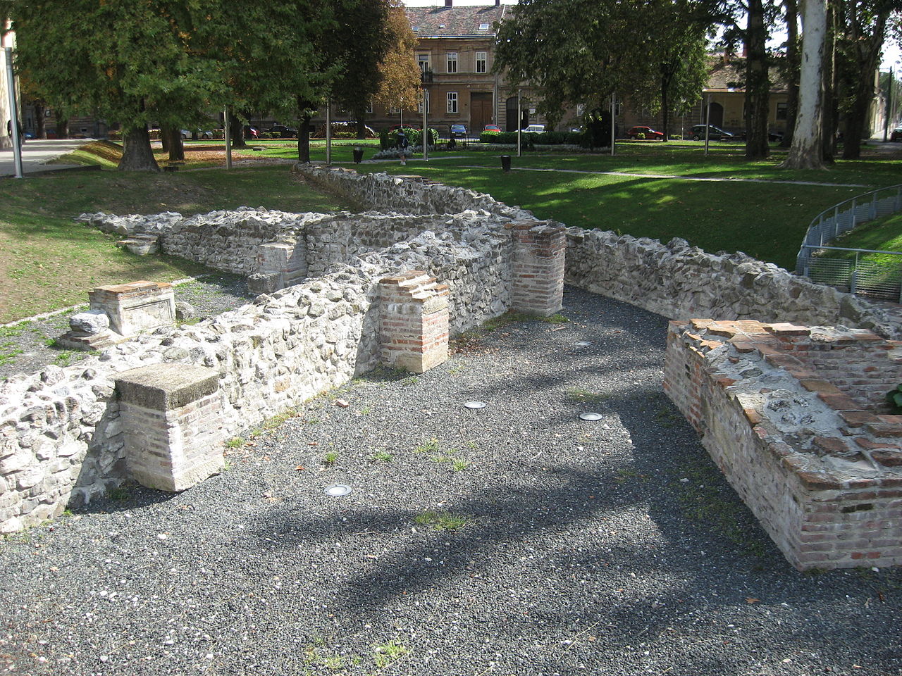 Ova slika prikazuje ostatke rimskoga grada Siscije