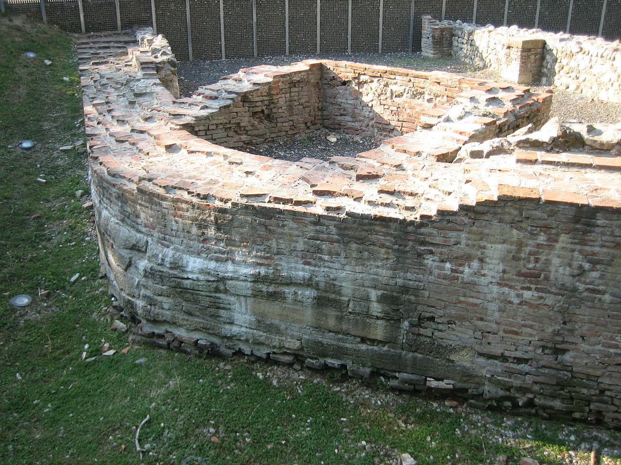 Ova slika prikazuje ostatke južnog dijela obrambenih zidina rimske Siscije