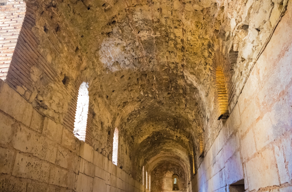 Ova slika prikazuje svod prolaza ispod Dioklecijanove palače.