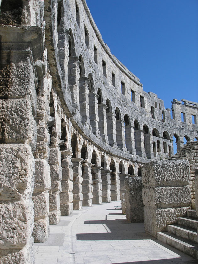 Ova slika prikazuje unutrašnjost amfiteatra Arena u Puli.