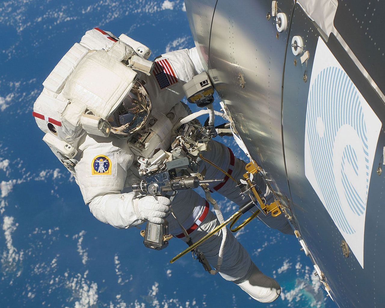 Astronaut popravlja kvar na svemirskoj postaji. Nalazi se bestežinskom stanju, u svemirskom prostoru.