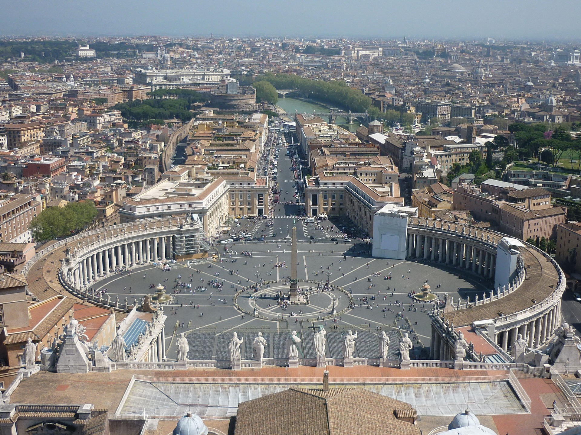 Na slici je obelisk na Trgu svetog Petra u Vatikanu.