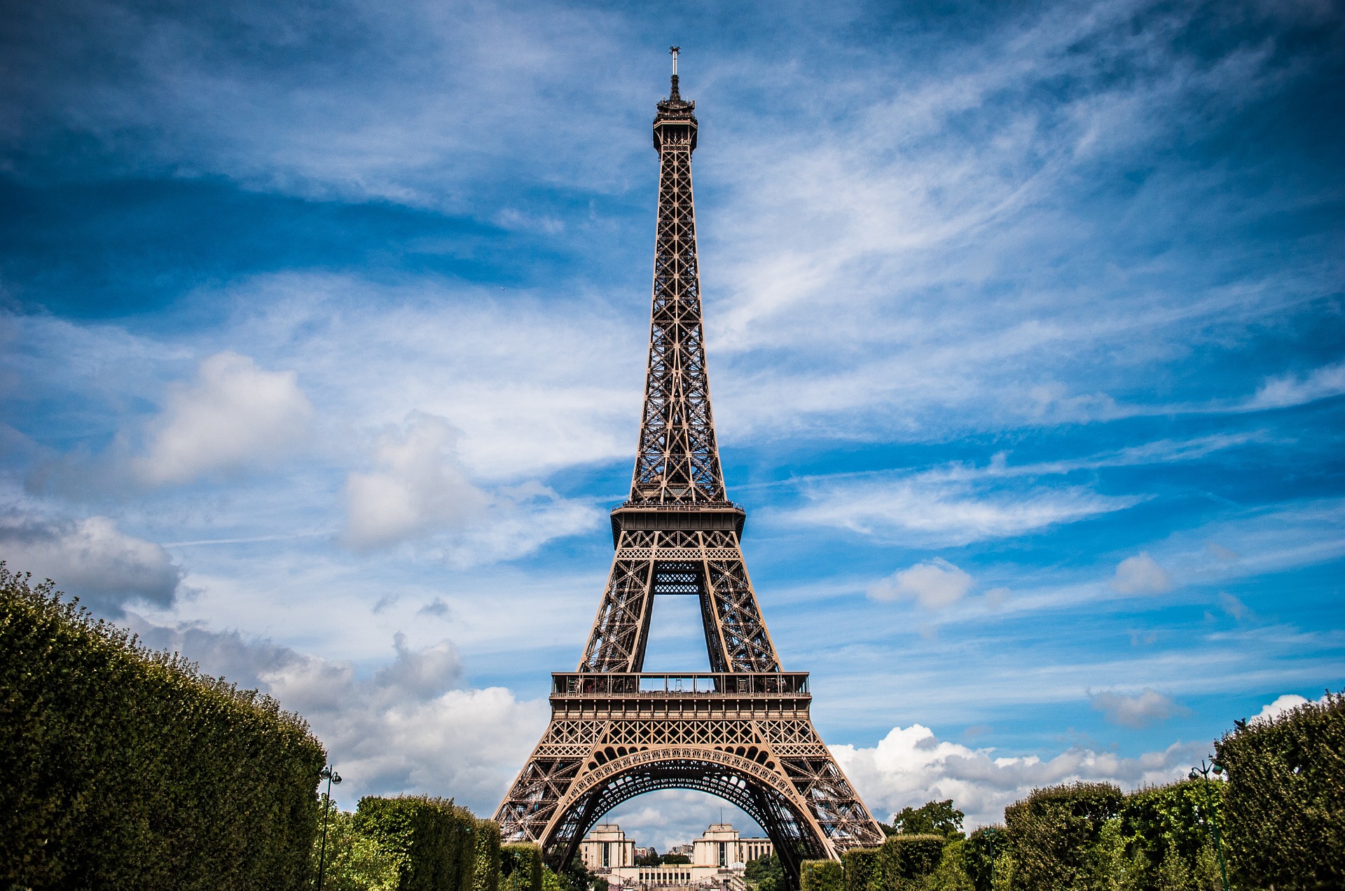 Na slici je Eiffelov toranj.