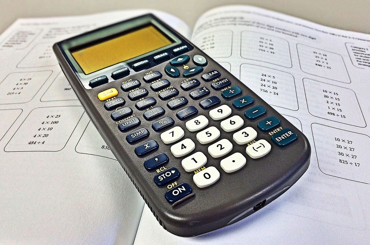 Fotografija prikazuje džepno računalo.