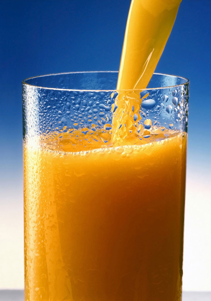 Fotografija prikazuje čašu soka od naranče.
