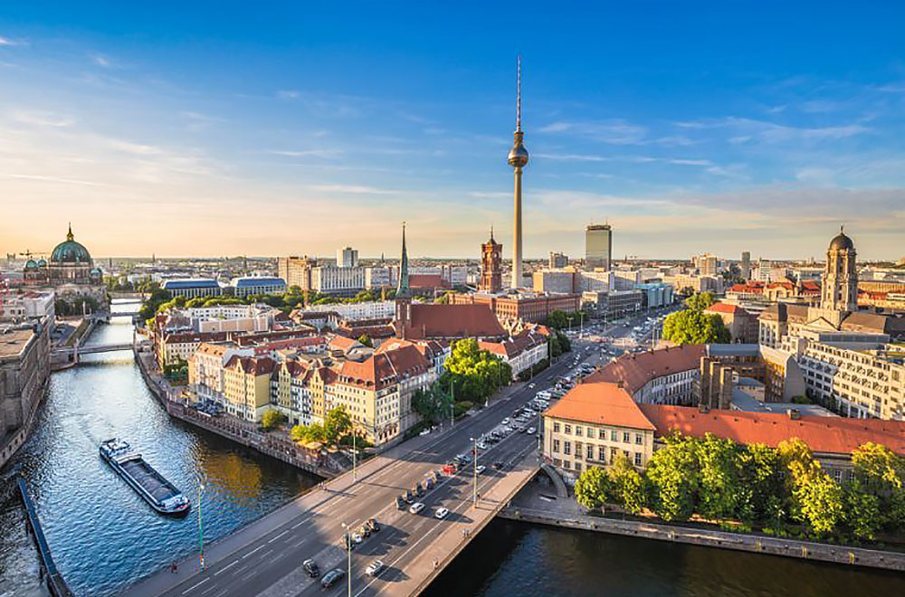 Slika prikazuje Berlin i most na rijeci Spree.