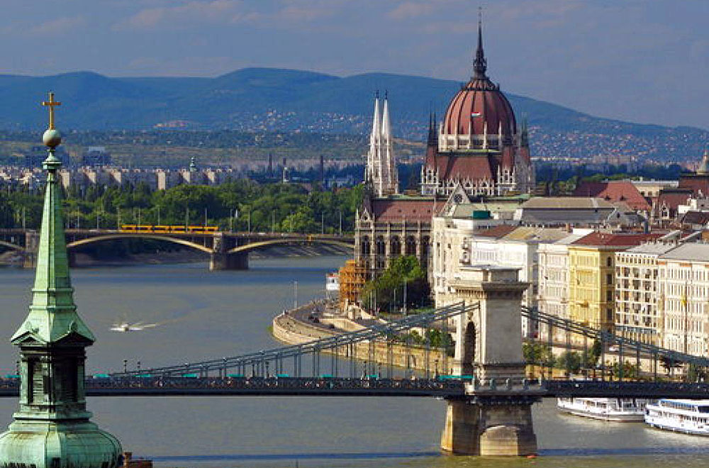 Slika prikazuje grad Budimpeštu na Dunavu.
