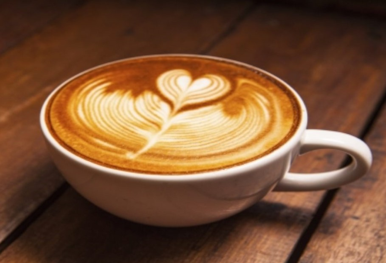 Na fotografiji je prikazana šalica kave s mliječnom pjenom.