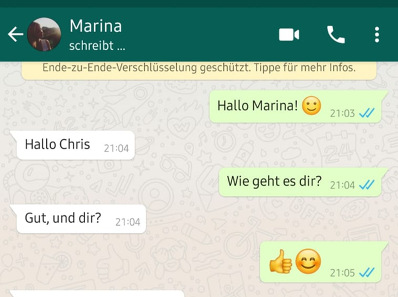 Slika prikazuje čavrljanje između Marine i Chris. Chris piše prva: Hallo Marina (emoticon: lustig) Hallo Chris Wie geht es dir? Gut, und dir? Emoticon: es gefällt mir und lustig.