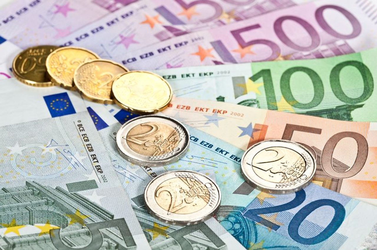 Na slici su prikazane novčanice i kovanice eura.