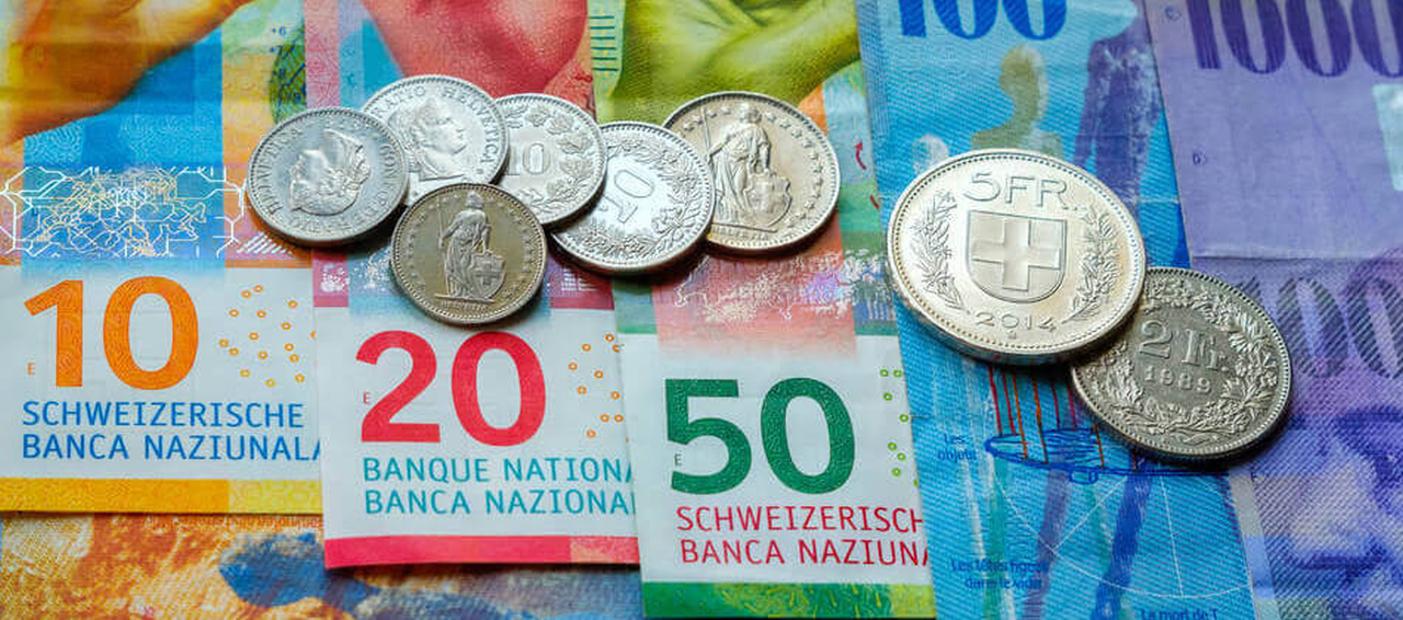Na slici su prikazane novčanice i kovanice švicarskog franka.