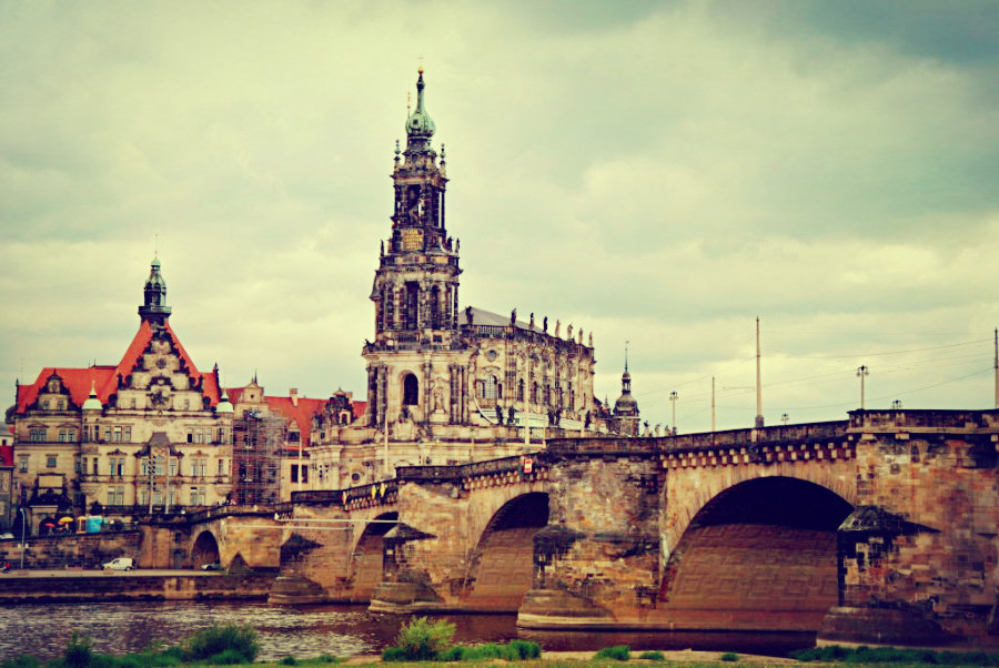 Slika prikazuje most na rijeci Elbi u Dresdenu.