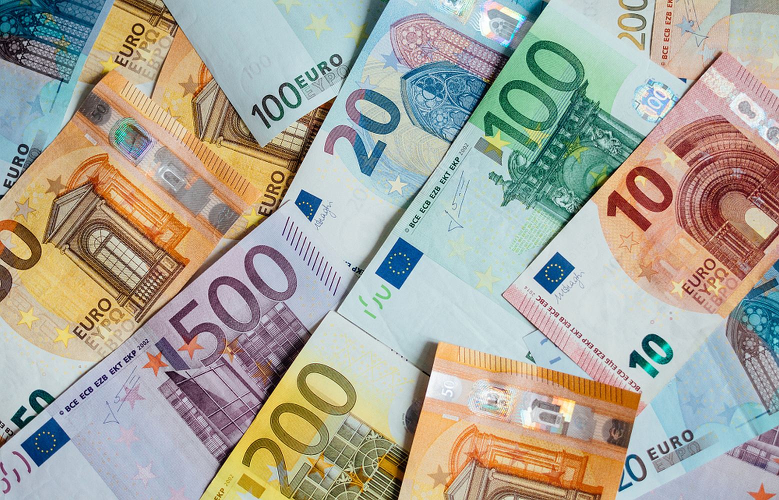 Slika prikazuje novčanice i kovanice eura.