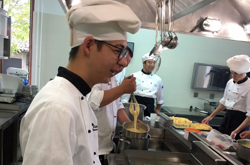 Slika prikazuje učenike kuharskog usmjerenja na praktičnoj nastavi u školskoj kuhinji.