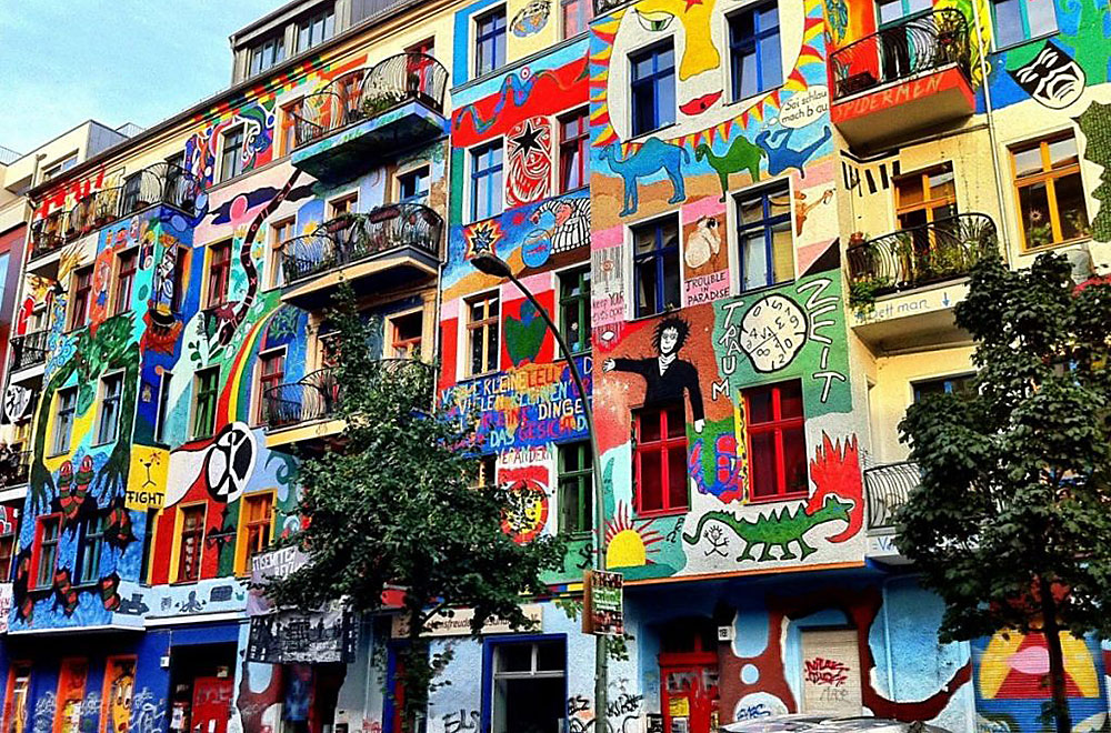 Slika prikazuje kultni dio grada Berlina Kreuzberg poznat po multikulturalnosti i umjetnicima.
