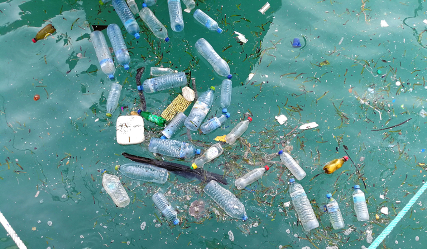 Na fotografiji je prikazano plastično smeće u moru.